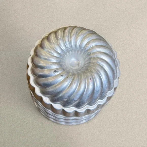 Vintage Aluminum Swirl Gelatin Molds – Set of 8 | Mid Century Kitchenware - Picture 4 of 6